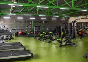 ein Fitnessstudio mit mehreren Laufbändern in einem Raum in der Unterkunft Hotel DoZari in Korostyshiv + 40 Fotos