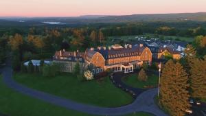 - une vue aérienne sur une grande maison avec une cour dans l'établissement Skytop Lodge, à Skytop