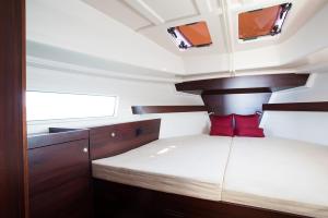 a small room with a bed in a boat at Jacht motorowy Platinum 989 Flybridge in Wilkasy