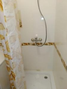 文尼察的住宿－Смарт-квартира на Юності，带淋浴和浴帘的浴室