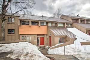 Updated Loon Townhome with Mtn Views and Ski Shuttle! ziemā