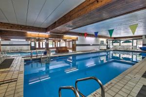 Swimmingpoolen hos eller tæt på Updated Loon Townhome with Mtn Views and Ski Shuttle!