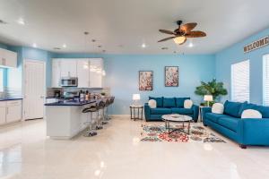 cocina y sala de estar con paredes azules en Blue Dolphin en South Padre Island