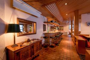 Un restaurant u otro lugar para comer en Das Hotel Sherlock Holmes