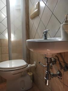 un baño con inodoro y lavabo en Domo Sara, en Orosei 75 fotos más