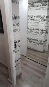a room with a wall with black and white text on it at Moderno apartamento en el parque de cabecera in Valencia