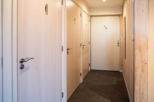 a corridor with two doors in a room at De Johanneshoeve in Westerhaar-Vriezenveensewijk