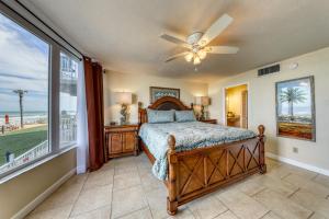 una camera con letto e ventilatore a soffitto di Shores Club 105 - Shores Club Retreat a Daytona Beach Shores
