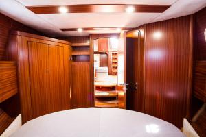 Mały pokój z białym stołem i szafą w obiekcie Jacht motorowy Nautiner 40.2 w mieście Wilkasy