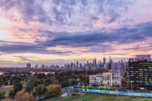 a view of a city skyline at sunset at View Melbourne in Melbourne