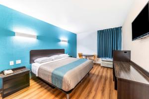 TV a/nebo společenská místnost v ubytování Motel 6-Lewisville, TX - Medical City