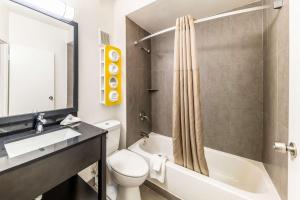 Koupelna v ubytování Motel 6-Lewisville, TX - Medical City