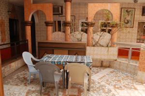 een eetkamer met een tafel en stoelen bij Benin Hotel Terminus in Cotonou
