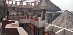 een model van een gebouw met een dak bij Benin Hotel Terminus in Cotonou