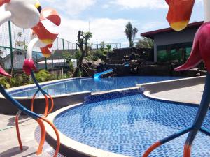 MaxOneHotels at Resort Makassar内部或周边的泳池