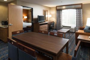 pokój hotelowy ze stołem i sypialnią w obiekcie Holiday Inn Express Rocklin - Galleria Area by IHG w mieście Rocklin
