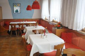 Restauracja lub miejsce do jedzenia w obiekcie Pension Marienhof