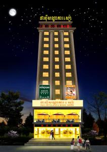 西哈努克PACI Hotel&SPA的一座大楼，前面站着一些人