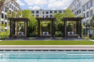 Bazén v ubytování Four Points by Sheraton Phuket Patong Beach Resort nebo v jeho okolí