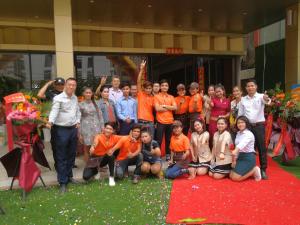 un groupe de personnes posant une photo sur un tapis rouge dans l'établissement PACI Hotel&SPA, à Sihanoukville
