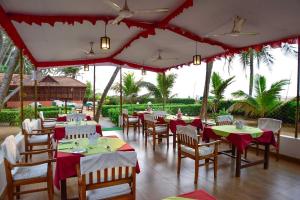ห้องอาหารหรือที่รับประทานอาหารของ Beach and Lake Ayurvedic Resort, Kovalam