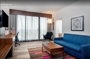 TV tai viihdekeskus majoituspaikassa Holiday Inn Express & Suites Santa Ana - Orange County, an IHG Hotel