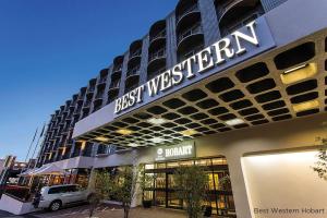 un bâtiment avec un panneau indiquant le meilleur Premier Western dans l'établissement Best Western Hobart, à Hobart