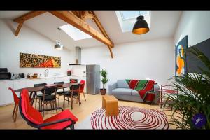 kuchnia i salon ze stołem i krzesłami w obiekcie Cap Away I Appart Hotel w mieście Andernos-les-Bains