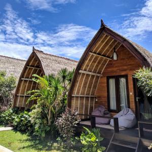 a small house with a thatched roof at Paradesa Living in Gili Trawangan