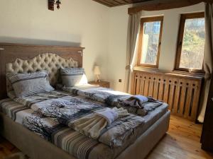 Tempat tidur dalam kamar di Къща за гости Родопски изгрев