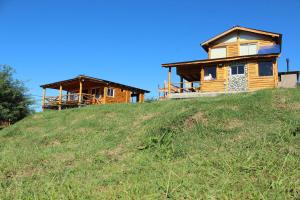 una casa in cima a una collina erbosa di Amaneceres de San Isidro a José de la Quintana