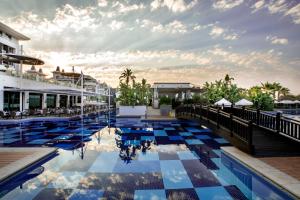 basen w ośrodku z niebieskimi płytkami w obiekcie Sherwood Blue Belek - Adults Only w mieście Belek