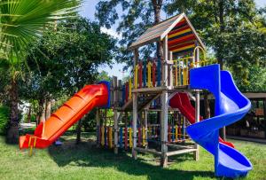een speeltuin met een glijbaan in een park bij Greenwood Kemer Resort in Kemer