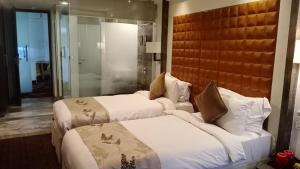 Regenta Central Hotel & Convention Centre Nagpur客房内的一张或多张床位