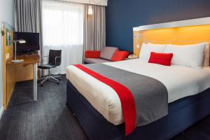 Una habitación de hotel con una cama grande y un escritorio. en Holiday Inn Express Hemel Hempstead by IHG, en Hemel Hempstead 16 fotos más