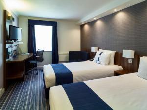 Holiday Inn Express Glenrothes, an IHG Hotel tesisinde bir odada yatak veya yataklar