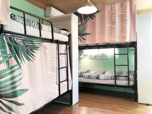 une chambre avec deux lits superposés dans une pièce dans l'établissement The One Hostel Hongdae in Seoul - Foreigner Only, à Séoul