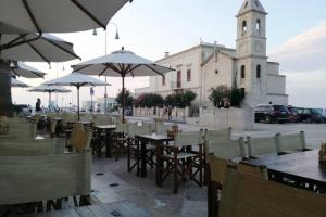 A restaurant or other place to eat at Villa Bianca, Seaside panoramic Rooftop
