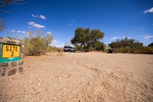 KarasburgにあるCanyon Roadhouse Campsiteの未舗装道路中の看板