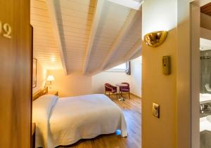 Hôtel des Bains de Saillon客房内的一张或多张床位