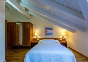 Hôtel des Bains de Saillon客房内的一张或多张床位