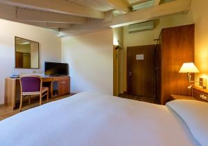Hôtel des Bains de Saillon客房内的一张或多张床位