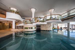 Basen w obiekcie Schlosshotel Fiss lub w pobliżu