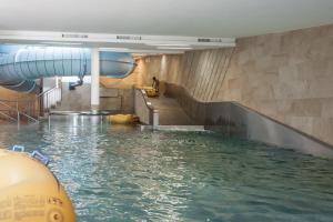 Basen w obiekcie Schlosshotel Fiss lub w pobliżu