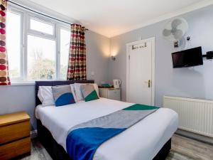 ein Schlafzimmer mit einem großen Bett in einem Zimmer in der Unterkunft Sino Hotel in London