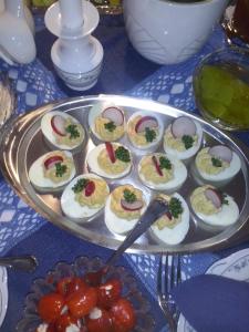 ein Tablett mit gekochten Eiern auf einem Tisch in der Unterkunft Studtmann's Gasthof in Egestorf