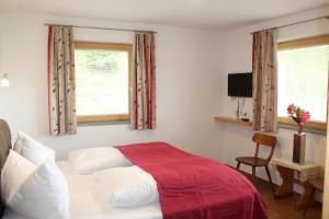 A bed or beds in a room at Gutshof Harlandleiten