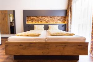 Tempat tidur dalam kamar di Gasthof Jagersberger