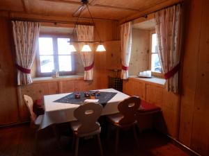 una sala da pranzo con tavolo, sedie e una finestra di anno Tyrol a Biberwier Altre 17 foto