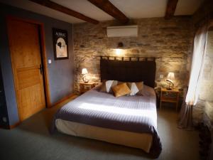 Llit o llits en una habitació de Auberge du Lac